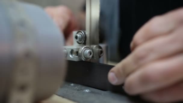 Luthier forme une queue de billard sur une scie à ruban . — Video
