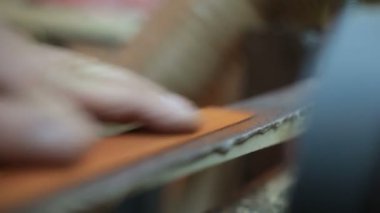 Güçlü eller bir ahşap tahta için işaret öğütmek