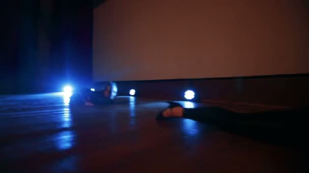 Стегна дівчат в сексуальних костюмах танцюють в освітленій сцені — стокове відео