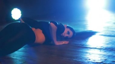 Aydınlatılmış bir sahnede dans seksi kostümleri kızlardan kalça