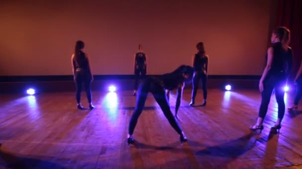 Fianchi di ragazze in costumi sexy che ballano in una scena illuminata — Video Stock