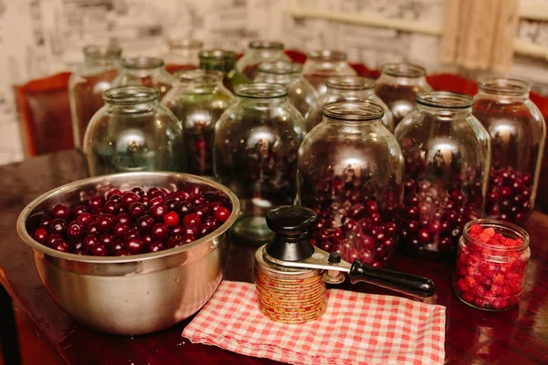 Alte Maschine zum Walzen von Metallkappen während der Lagerung. Konservierung von Kompott aus Beeren lizenzfreie Stockbilder