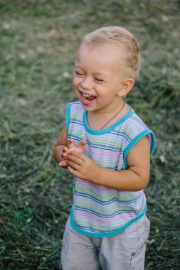 Bir çocuk bir takas çim boyunca yürüyüş