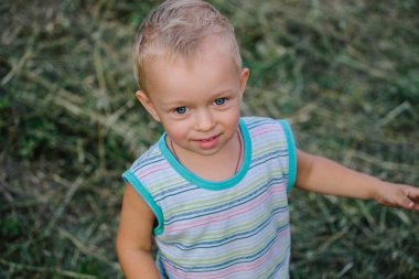 Bir çocuk bir takas çim boyunca yürüyüş