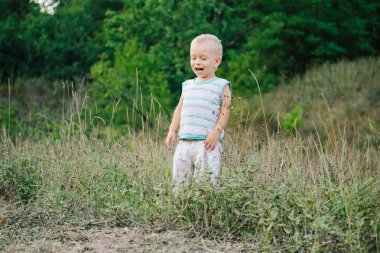 Bir çocuk bir takas çim boyunca yürüyüş
