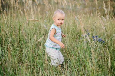 Bir çocuk bir takas çim boyunca yürüyüş