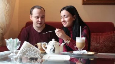 İki sevgili, içme çay ve kahve bir kafede eğleniyor