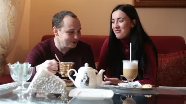 Ζευγάρι Των Εραστών Διασκεδάζοντας Πίνοντας Τσάι Και Καφέ Μια Καφετέρια — Αρχείο Βίντεο