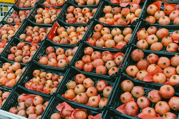 Pomegranate on supermarket shelves — Stock Photo, Image