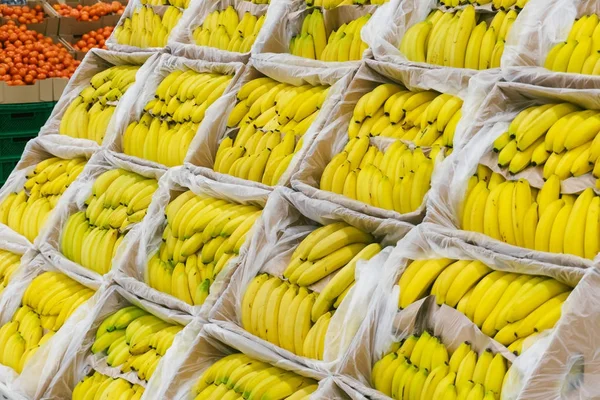 Bananen im Supermarktregal lizenzfreie Stockbilder