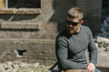 Bir tuğla duvarın üzerinden Kızıl saçlı erkek.