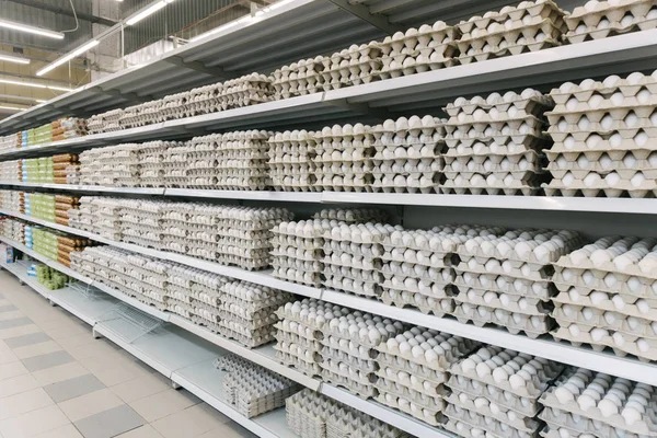 Eier im Supermarkt in den Regalen Stockfoto