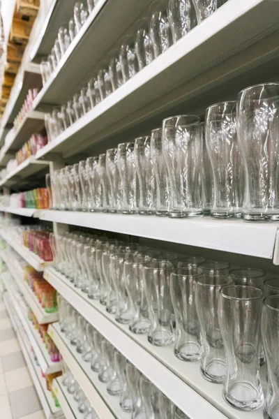 Copos de vinho muito claras na loja ou supermercado — Fotografia de Stock