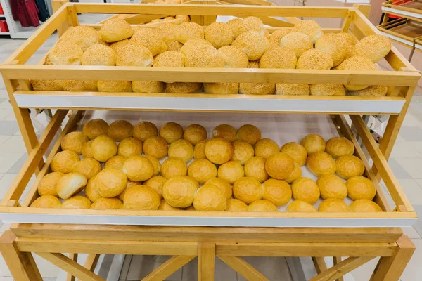 Bir süpermarkette ekmek ile raflarda odaklanmak
