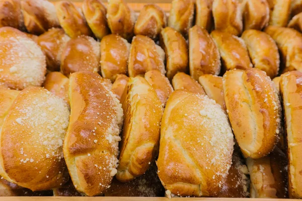 Concentre-se em prateleiras com pão em um supermercado — Fotografia de Stock