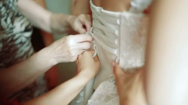 新娘的母亲帮助穿上礼服 — 图库视频影像