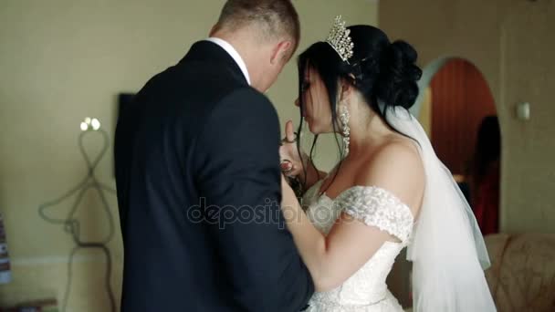 Vőlegény Veszi Menyasszony Otthon — Stock videók