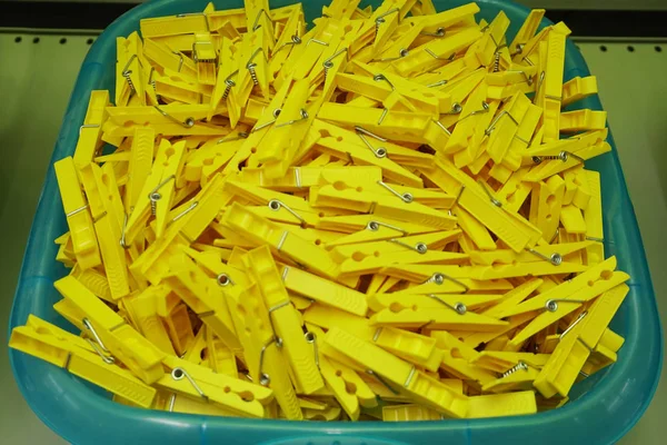 Bir sepet sarı clothespins dönüştürün. arka plan