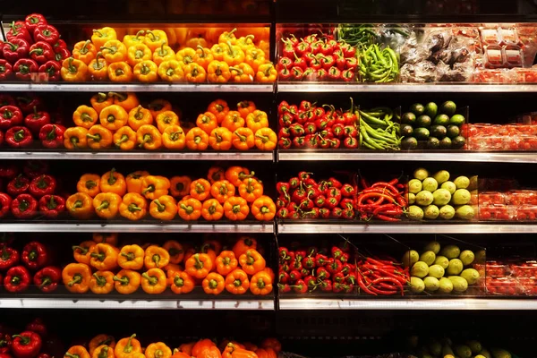 Surtido de verduras frescas en estantes Imagen De Stock