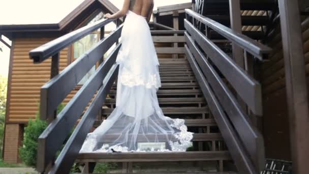 美丽的新娘 与长长的面纱下楼梯 — 图库视频影像
