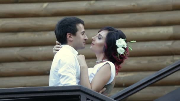Casal Abraçando Nas Escadas Beijando — Vídeo de Stock
