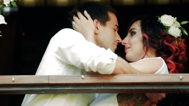 Paar Umarmt Sich Auf Der Treppe Und Küsst Sich — Stockvideo