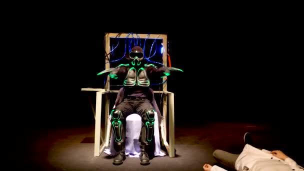 穿着霓虹套装的机器人舞者 — 图库视频影像