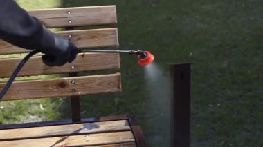 Park banklarının dezenfektanla dezenfekte edilmesi