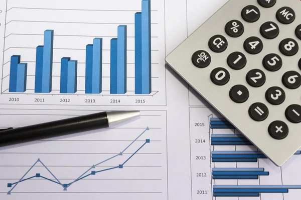 Dosyaları, histogramları ve finansal belgeleri olan ofis masası.