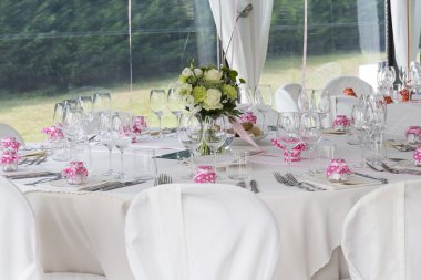 Restoran tablolarla bir düğün için ayarla