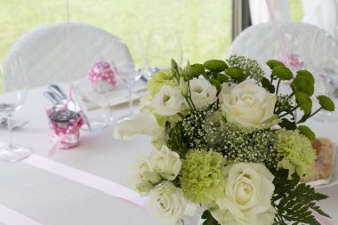 Restoran tablolarla bir düğün için ayarla