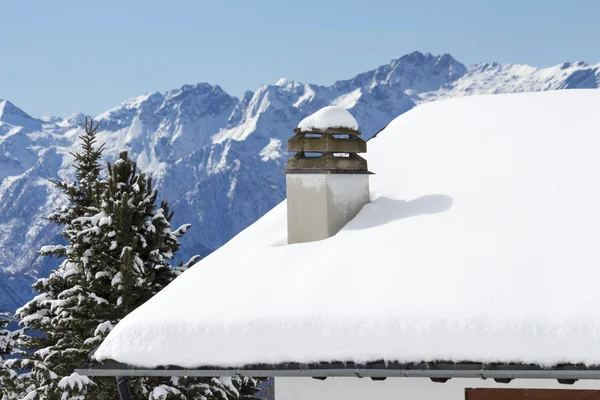 晴れた日の雪で水没した山小屋 — ストック写真