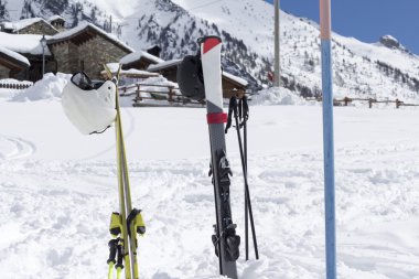 arka plan mavi gökyüzü ile kar ve kayak pisti Kayak yakın çekim