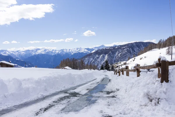 風景冬の間雪に覆われた道路 — ストック写真