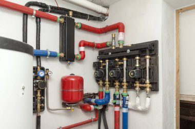 Sirkülasyon pompası enerji tasarruflu kazan dairesi içinde