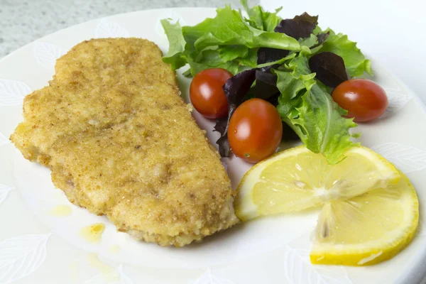 Filete de pez espada con ensalada, tomates y limón — Foto de Stock