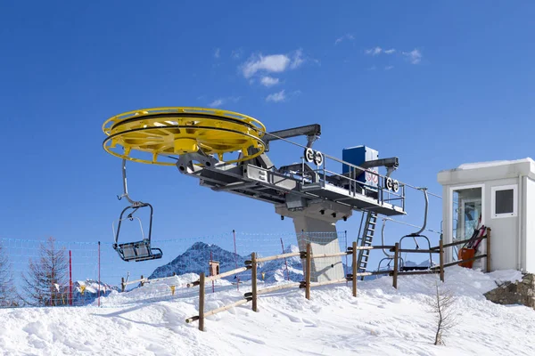 Ski resort with track and ski lift — Stock Photo, Image