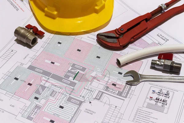 Hidrolik teçhizatlı ofis masası, kask ve ışıltılı zemin tasarımı