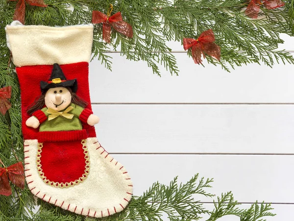 Befana ve Noel dekorasyonları ahşap beyaz zemin üzerine çorap