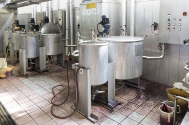 tanklarla bir endüstriyel boya renkleri