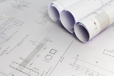 Bina: Proje çizimleri ile Ofis Masası