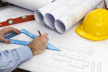 Bina: Proje çizimleri ile Ofis Masası