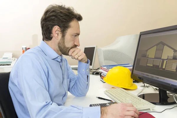 Ingenieur Sitzt Seinem Büro Vor Dem Computer — Stockfoto