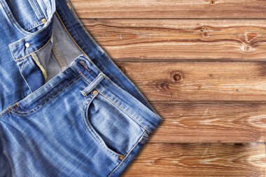 Kot pantolon ahşap arka plan üzerinde kapat