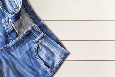 Kot pantolon ahşap arka plan üzerinde kapat