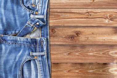Kot pantolon ahşap arka plan üzerinde kapat