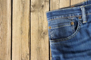 Kot pantolon ahşap arka plan üzerinde kapat