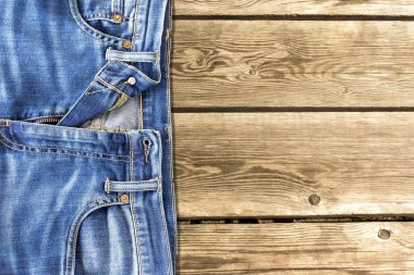 Kot pantolon ahşap arka plan üzerinde kapat