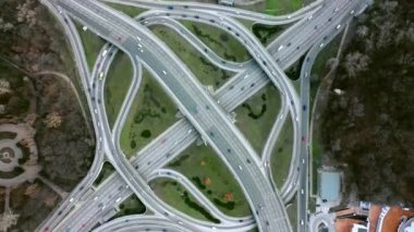 İki katlı yol kavşağının üst görüntüsü.