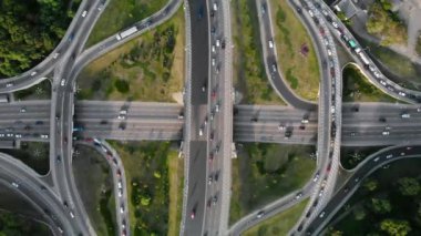 İki katlı yol kavşağının üst görüntüsü.